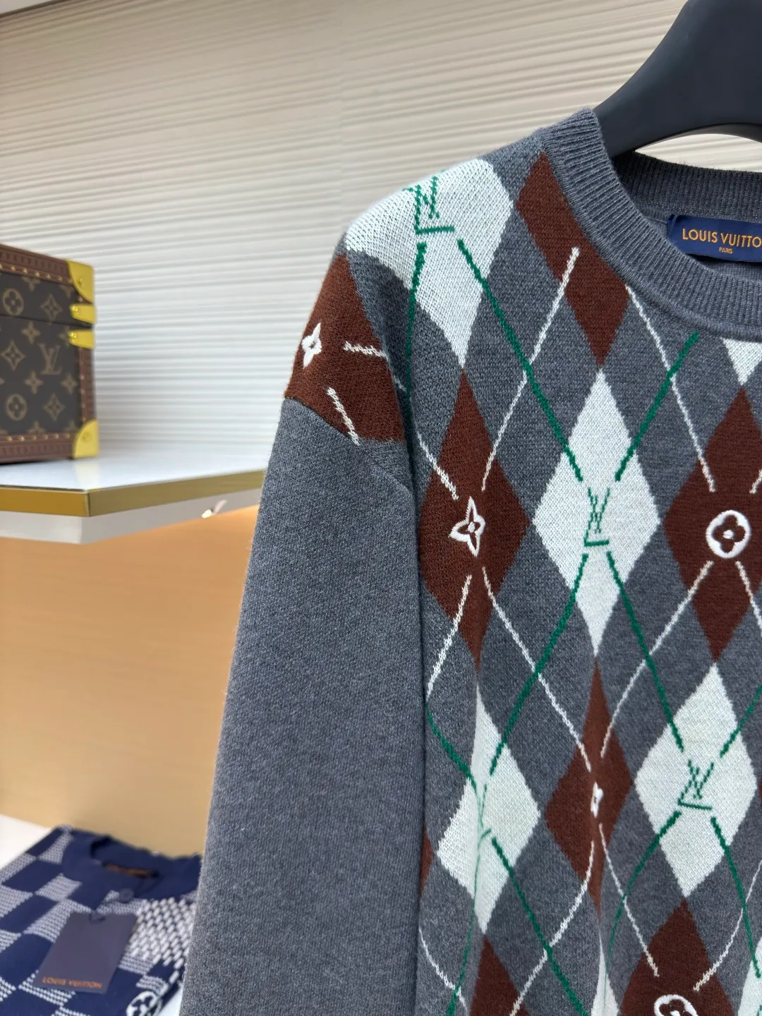 LOUIS VUITTON diamond check crew neck sweater ●Item number: 1680039-B10 ●Fabric: wool fabric ●Technology: knitting ●Version: fitted version ●Weight: about 690 grams ●Size: XS-S-M-L ●Description: The wool material is made of 48/2 fine count 50% Basulan worsted wool yarn, and is woven with a 3-color jacquard technique on a 14-gauge wool loom imported from Germany. The pattern is purely hand-drawn. It takes 290 minutes for a single piece. The fabric piece needs to be stitched and then dismantled and embroidered by hand. The embroidery uses a high-speed embroidery machine for positioning embroidery. The back is spliced with turtle back with Hassel thread, and it is customized with three-label washing. The overall wiring is straight and delicate, the fabric is comfortable and soft, and the color is consistent without color difference. It can be matched with the same style to create a fashionable look and control various occasions. Customized accessories, complete with three standards, same style for men and women!